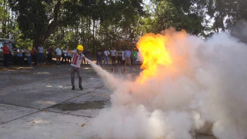 IMPARTE PC DE ATOYAC CURSO DE MANEJO DE EXTINTORES A MAESTROS DEL CONALEP 103 DE POTRERO