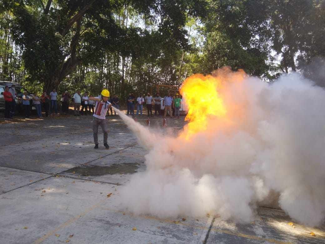 IMPARTE PC DE ATOYAC CURSO DE MANEJO DE EXTINTORES A MAESTROS DEL CONALEP 103 DE POTRERO