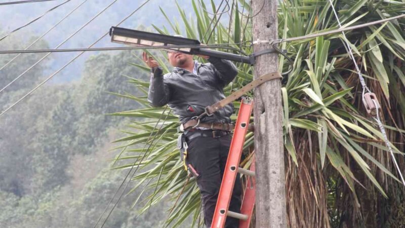 INSTALAN LÁMPARAS Y CÁMARAS DE SEGURIDAD EN COMUNIDADES DE ALPATLÁHUAC