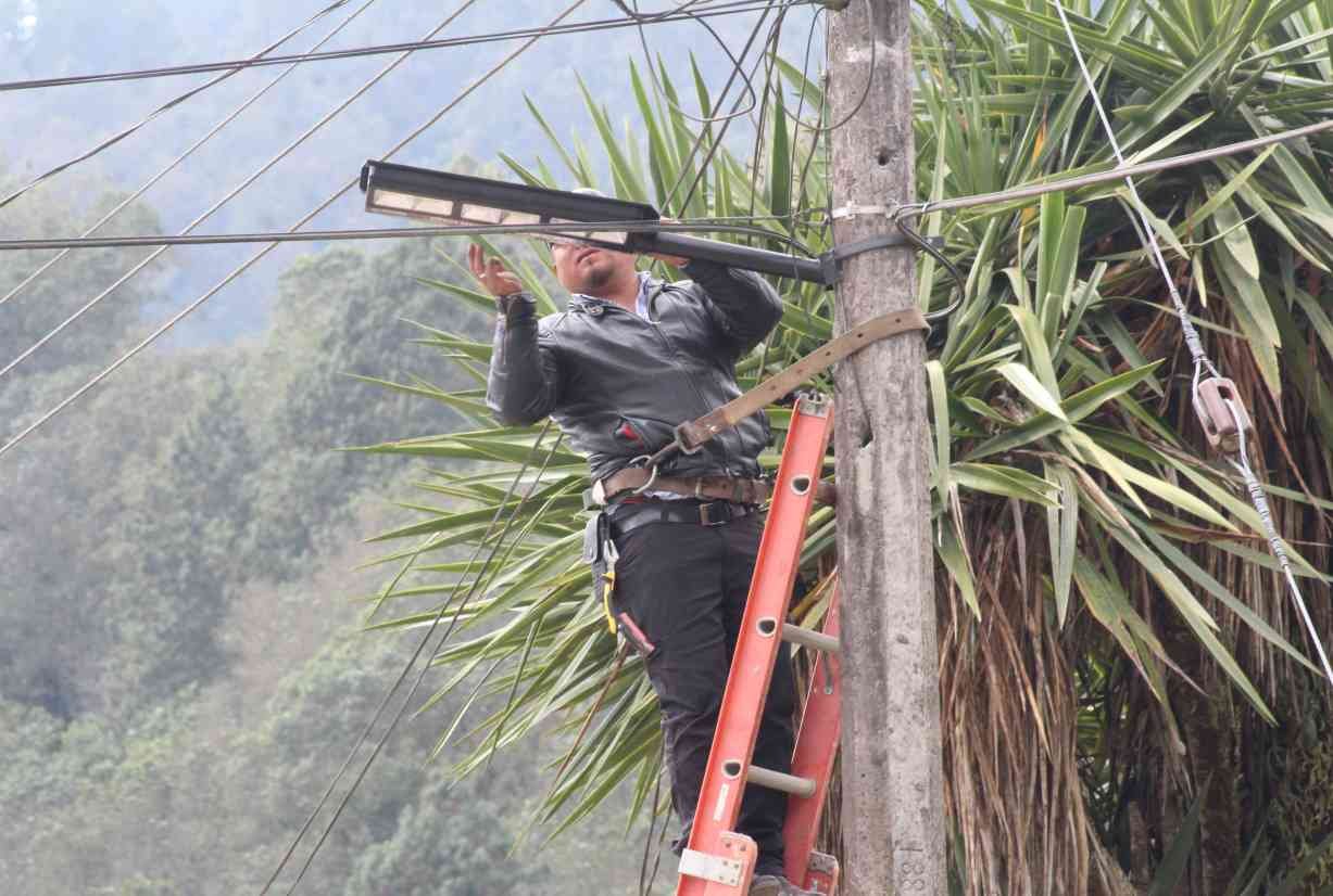 INSTALAN LÁMPARAS Y CÁMARAS DE SEGURIDAD EN COMUNIDADES DE ALPATLÁHUAC