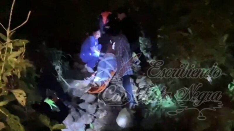 MUERE NIÑA EN VOLCADURA; HAY SEIS HERIDOS DE GRAVEDAD