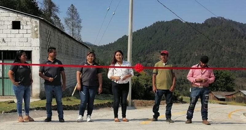 INAUGURA GUADALUPE ROSAS CARRETERA A TLACOTIOPA