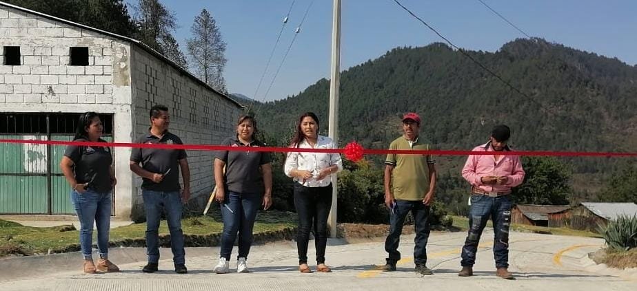 INAUGURA GUADALUPE ROSAS CARRETERA A TLACOTIOPA
