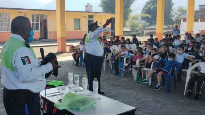 LLEVAN PLÁTICAS DE VIALIDAD A ESTUDIANTES DE ATOYAC Y TEPATLAXCO