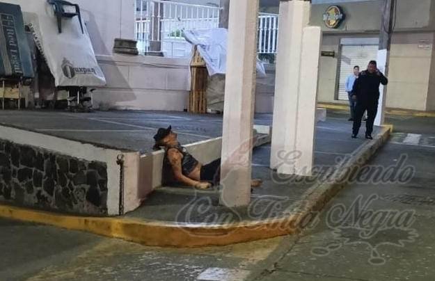 LO EJECUTAN AFUERA DE PALACIO MUNICIPAL