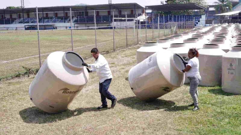 ENTREGAN 306 TINACOS Y 25 CISTERNAS, A FAMILIAS DE LA ZONA RURAL Y URBANA