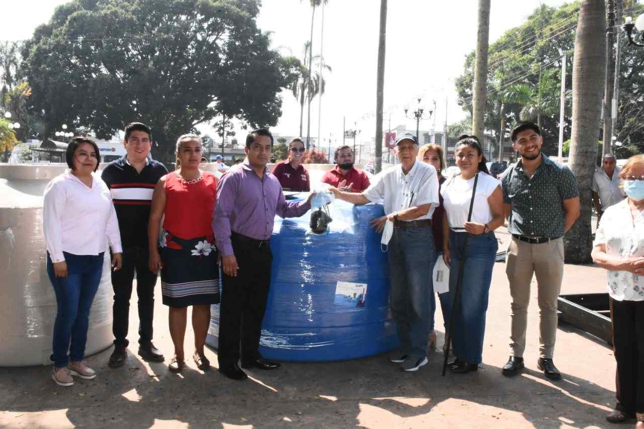 ENTREGA ALCALDE TANQUES DE ALMACENAMIENTO DE AGUA