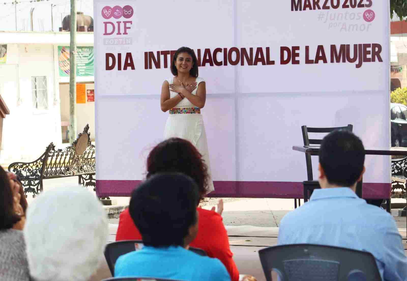 CONMEMORA DIF DÍA DE LA MUJER EN EXPLANADA DEL PARQUE LÁZARO CÁRDENAS