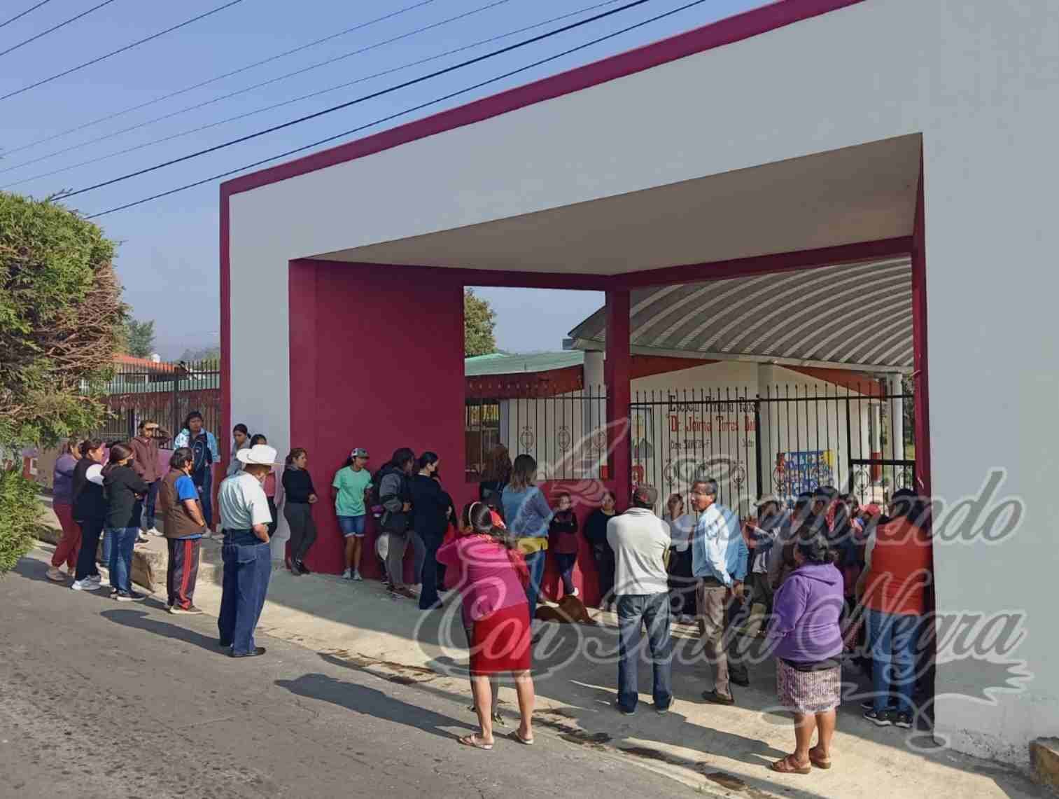 RECHAZAN IMPOSICIÓN DE MAESTRA EN CALCAHUALCO
