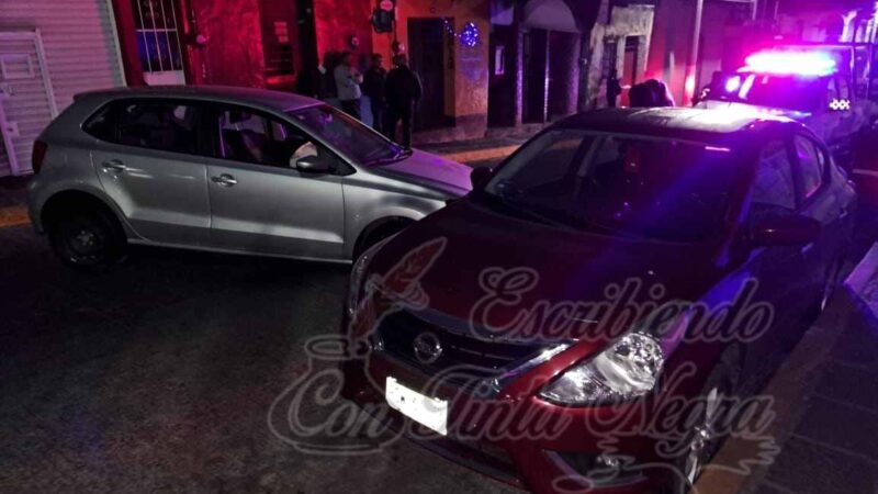 SE ESTRELLA CONTRA AUTO ESTACIONADO