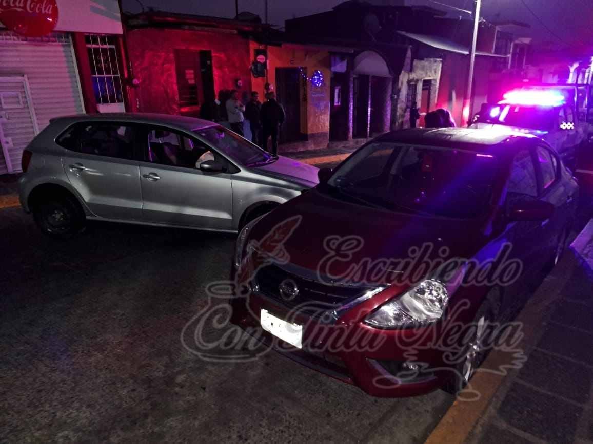 SE ESTRELLA CONTRA AUTO ESTACIONADO