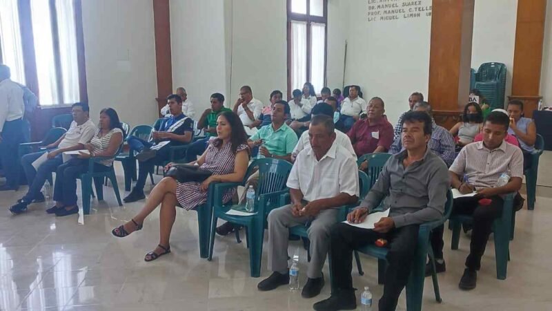 CAPACITA ORFIS A CONSEJEROS COMUNITARIOS Y FUNCIONARIOS MUNICIPALES