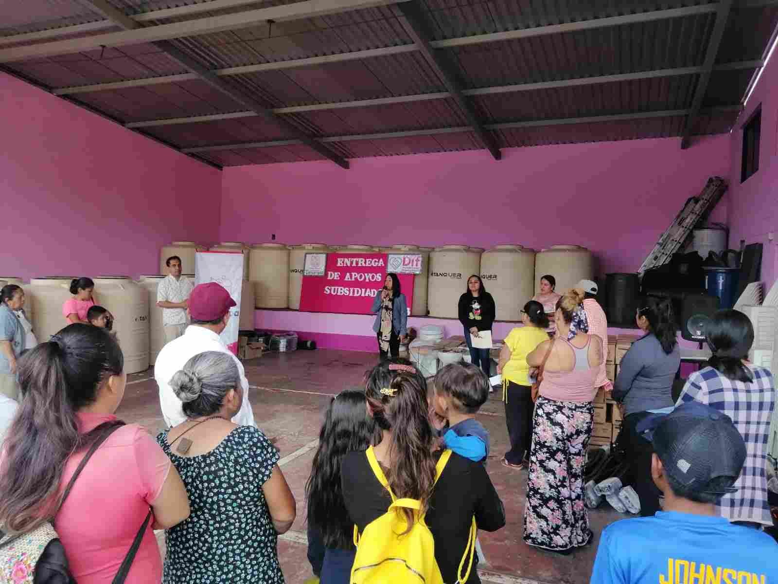 ENTREGA GLORIA SÁNCHEZ APOYOS A FAMILIAS DE TENAMPA