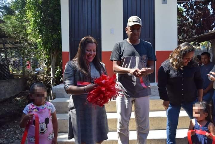 INAUGURA ALCALDESA MÓDULOS DE BAÑOS EN OCOTITLÁN