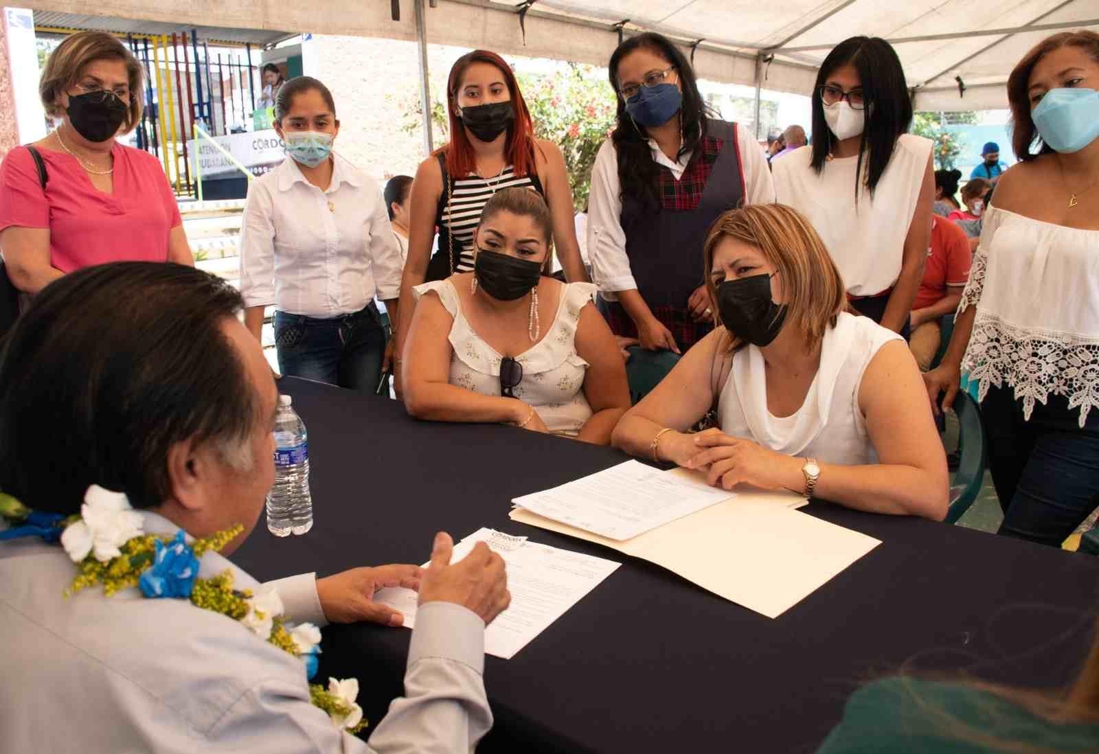 ATIENDEN A VECINOS DE LA ESMERALDA