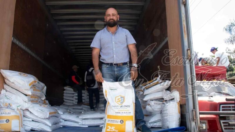 ENTREGA ALCALDE FERTILIZANTE A PRODUCTORES