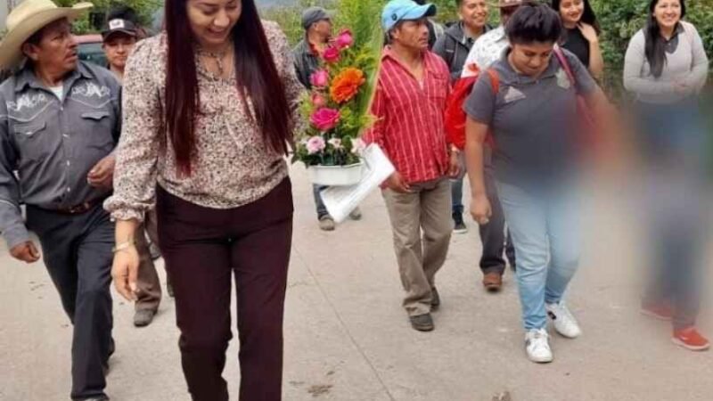 ALCALDESA DE CALCAHUALCO ENTREGA CUARTOS-DORMITORIOS