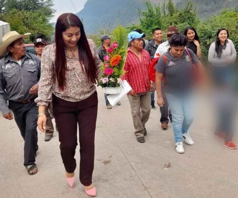 ALCALDESA DE CALCAHUALCO ENTREGA CUARTOS-DORMITORIOS