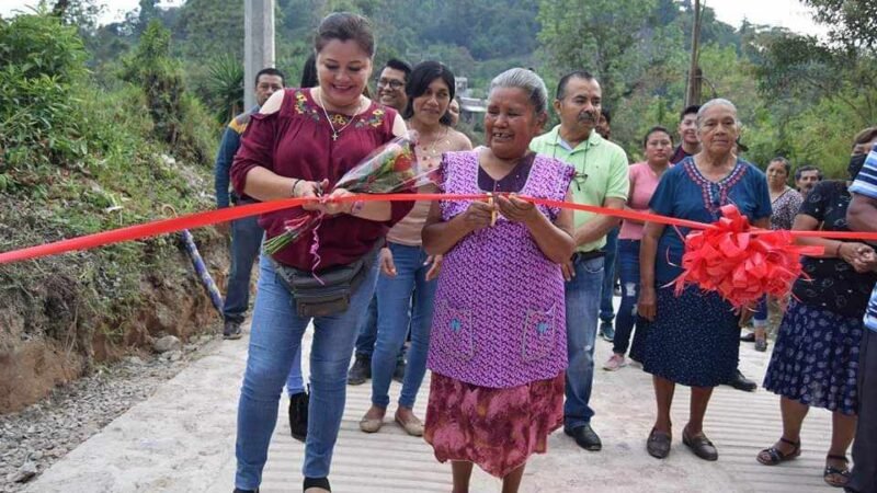 ENTREGA ALCALDESA DE IXHUATLÁN DEL CAFÉ OBRAS PARA SU MUNICIPIO