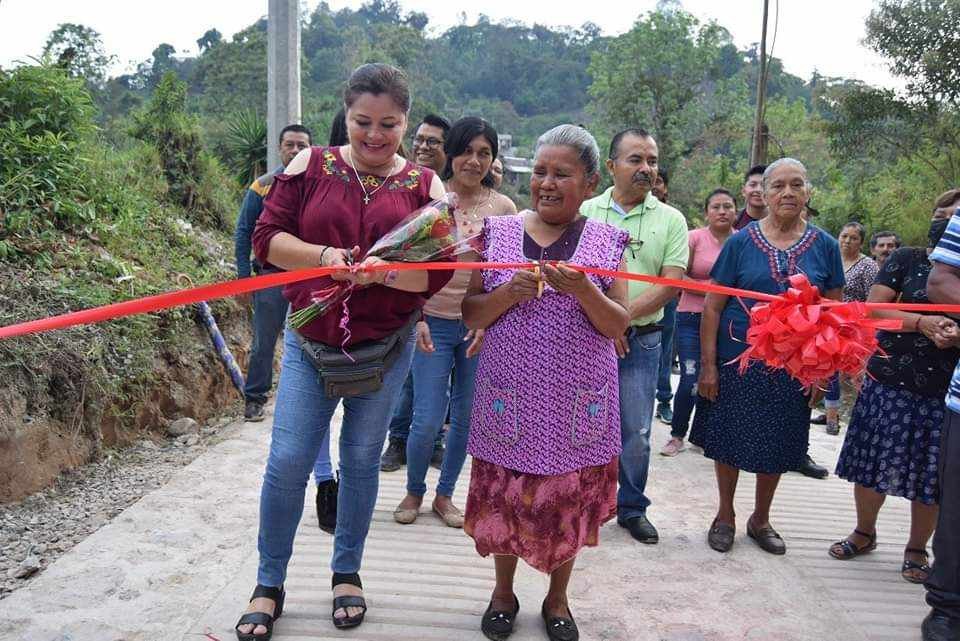 ENTREGA ALCALDESA DE IXHUATLÁN DEL CAFÉ OBRAS PARA SU MUNICIPIO