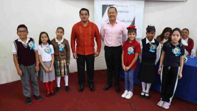 INAUGURA Y PREMIA PRESIDENTE MUNICIPAL A GANADORES DE CONCURSO DE ORATORIA