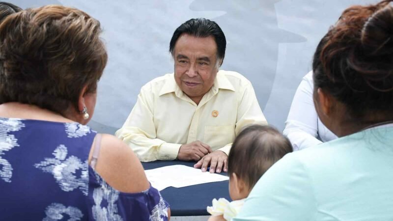 ATIENDE PRESIDENTE A HABITANTES DE LÓPEZ ARIAS Y PALOMAR