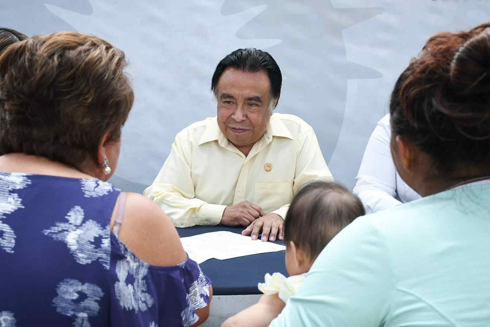 ATIENDE PRESIDENTE A HABITANTES DE LÓPEZ ARIAS Y PALOMAR