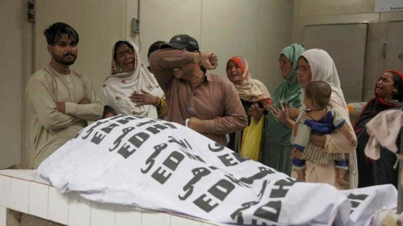 MUEREN 11 PERSONAS TRAS ESTAMPIDA EN CENTRO DE ALIMENTOS EN PAKISTÁN