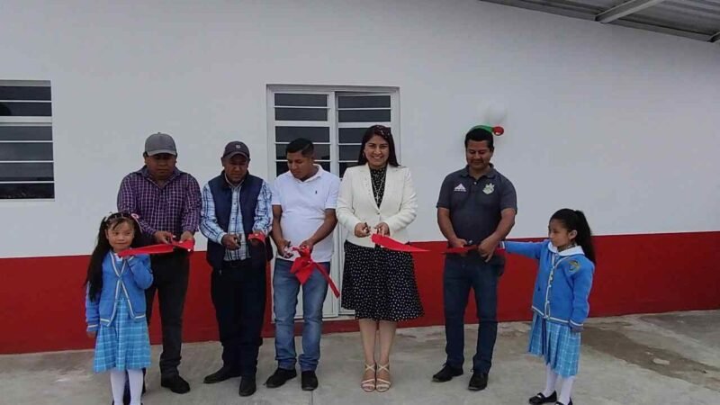 ALCALDESA DE CALCAHUALCO ENTREGA COMEDOR ESCOLAR