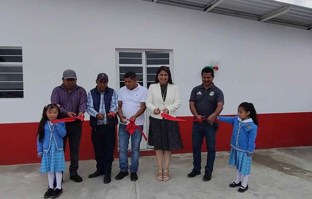 ALCALDESA DE CALCAHUALCO ENTREGA COMEDOR ESCOLAR