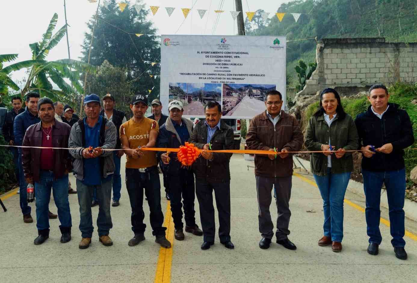 ENTREGA ALCALDE DE COSCO PAVIMENTACIÓN EN XALTENANGO