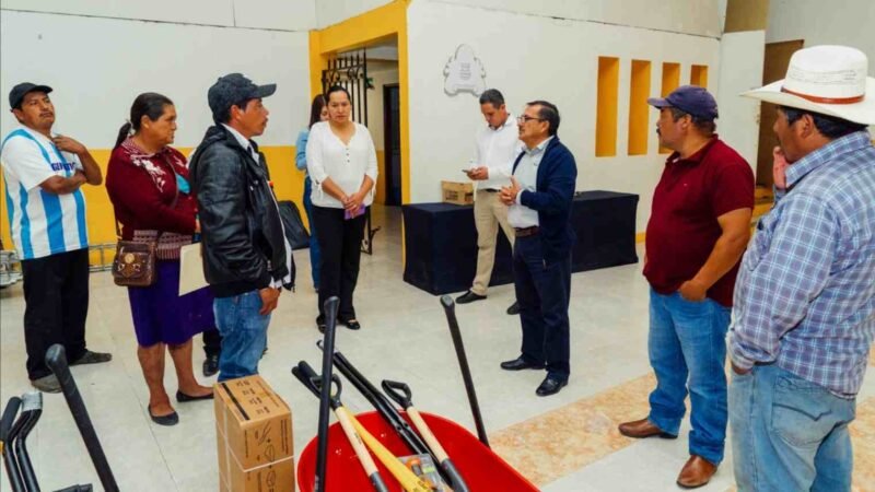 ENTREGA ALCALDE HERRAMIENTAS A AGENTES MUNICIPALES