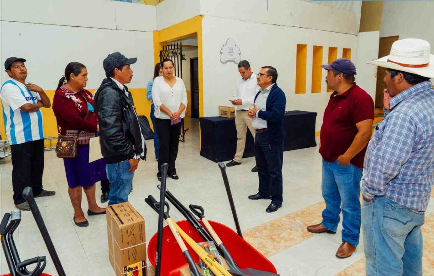 ENTREGA ALCALDE HERRAMIENTAS A AGENTES MUNICIPALES