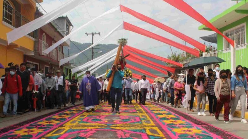 PREPARAN ALFOMBRAS DE SEMANA SANTA EN ALPATLÁHUAC