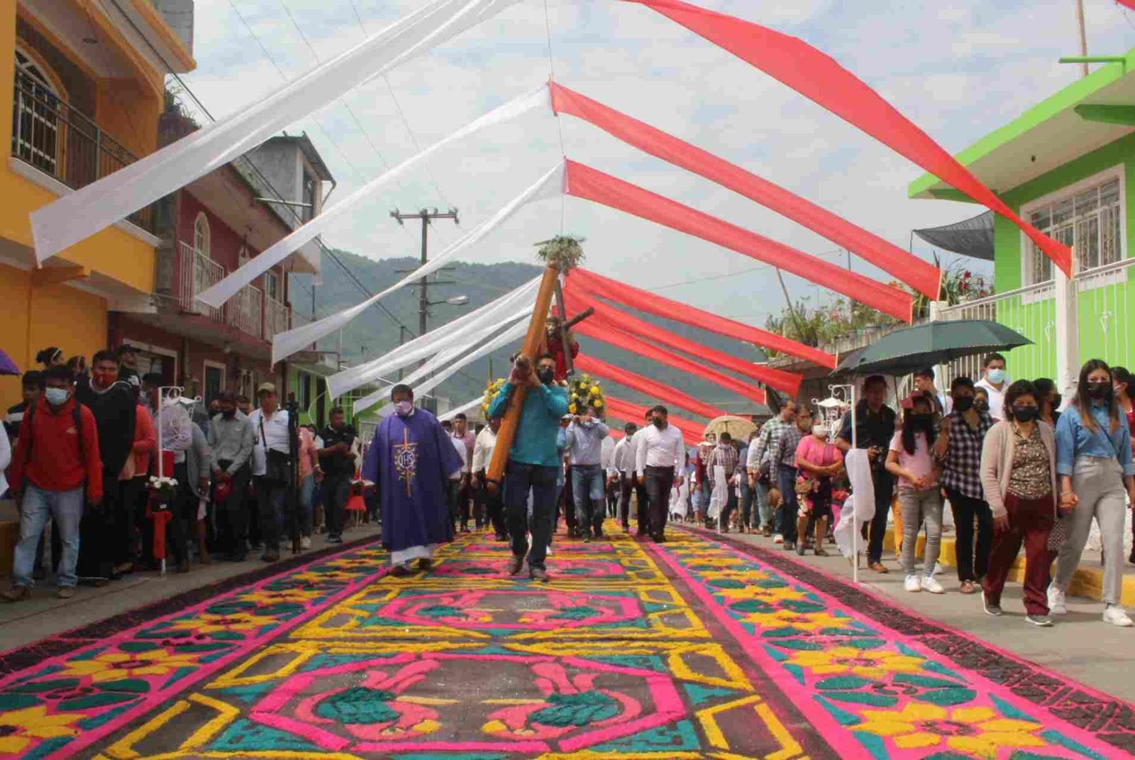 PREPARAN ALFOMBRAS DE SEMANA SANTA EN ALPATLÁHUAC