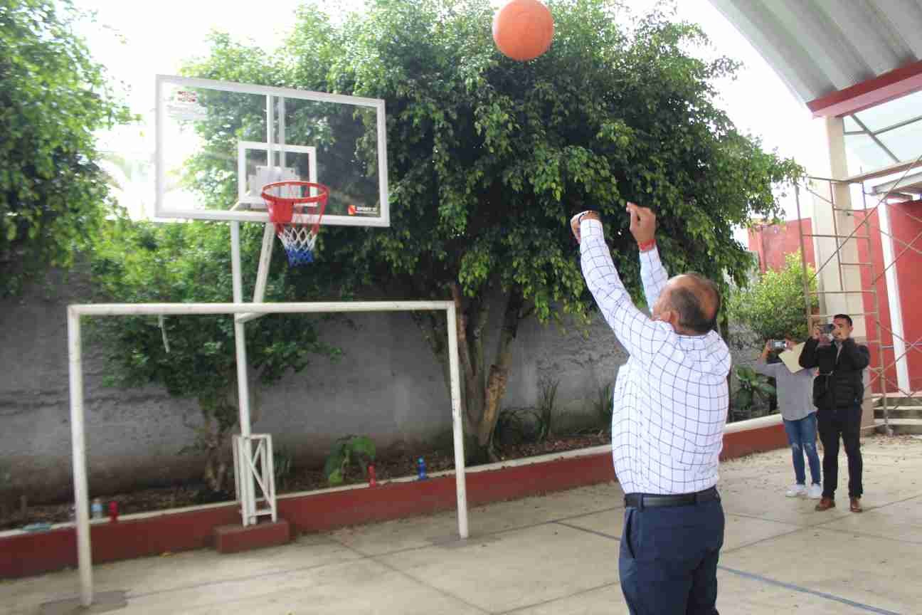 ENTREGA VENTURA DEMUNER APOYOS A ESCUELAS