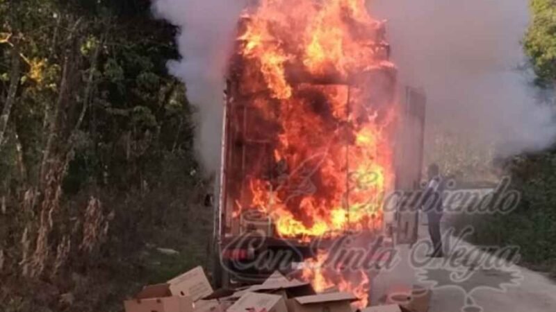 SE INCENDIA CAMIONETA EN ILAMATLÁN