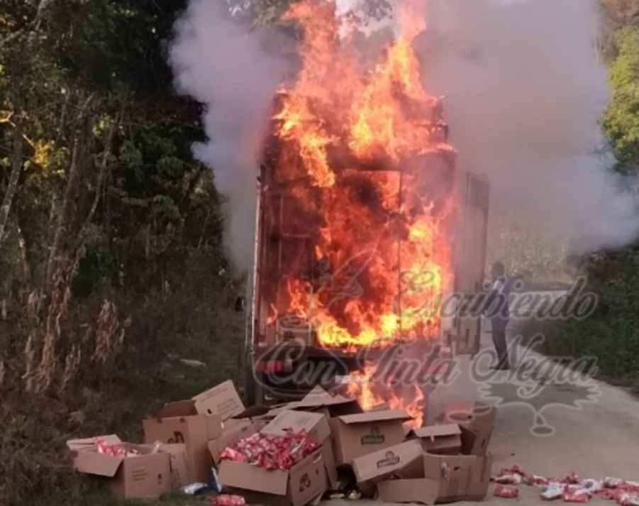 SE INCENDIA CAMIONETA EN ILAMATLÁN
