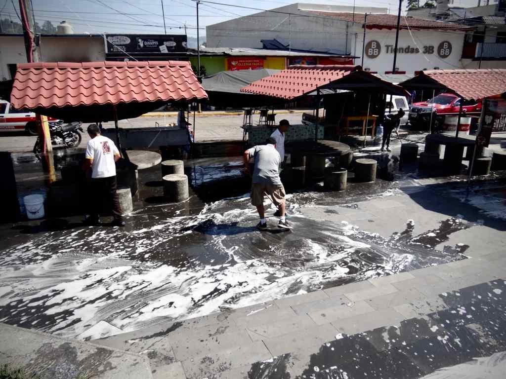 DAN MANTENIMIENTO A ESPACIOS COMERCIALES DE CHOCAMÁN
