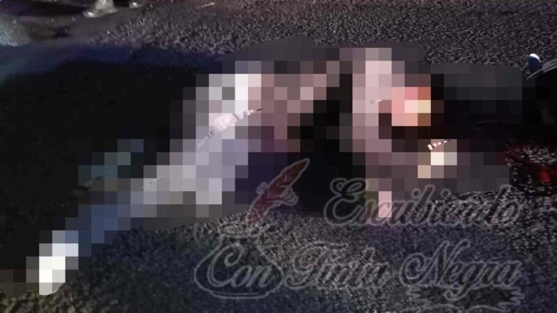 CHOCA MOTOCICLISTA CONTRA POSTE Y MUERE