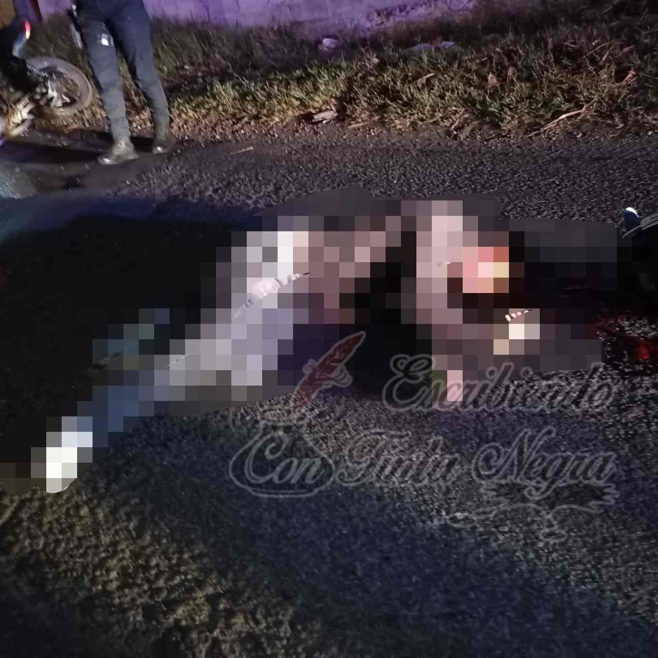 CHOCA MOTOCICLISTA CONTRA POSTE Y MUERE