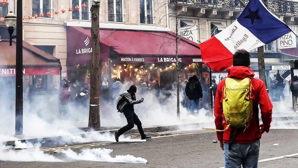 MÁS DE 400 MIL PERSONAS PROTESTAN EN PARÍS CONTRA REFORMA DE PENSIONES