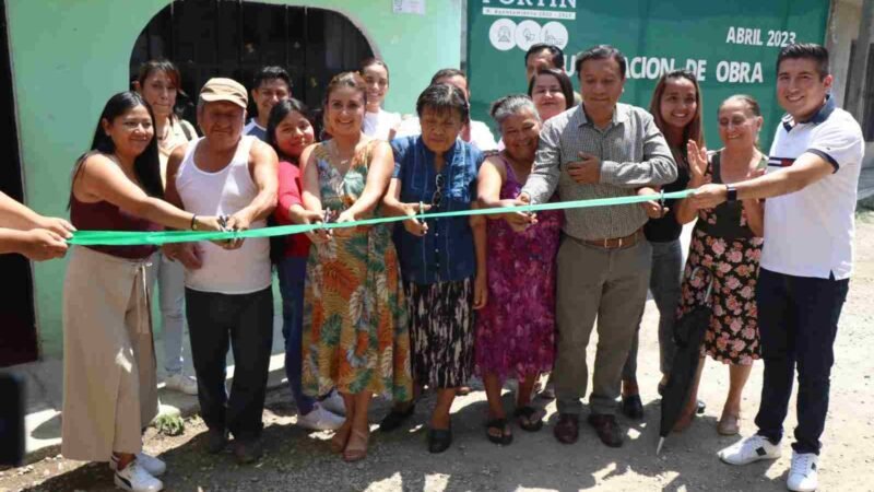 PRESIDENTA DEL DIF ENTREGA TECHOS FIRMES