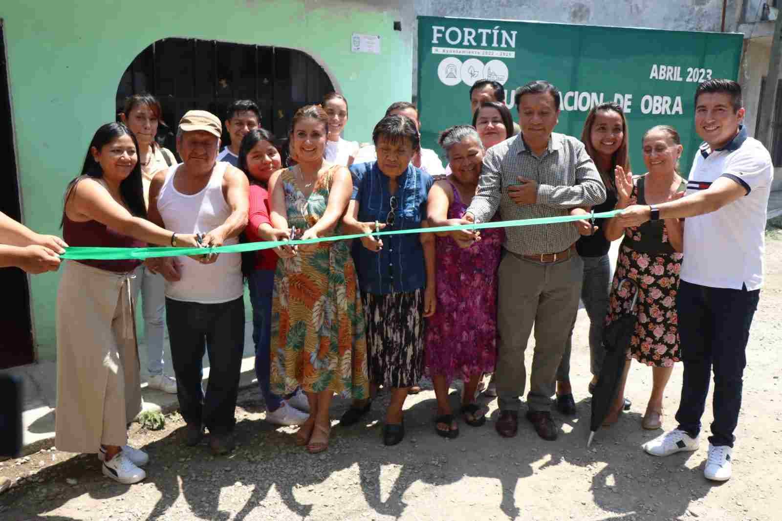 PRESIDENTA DEL DIF ENTREGA TECHOS FIRMES