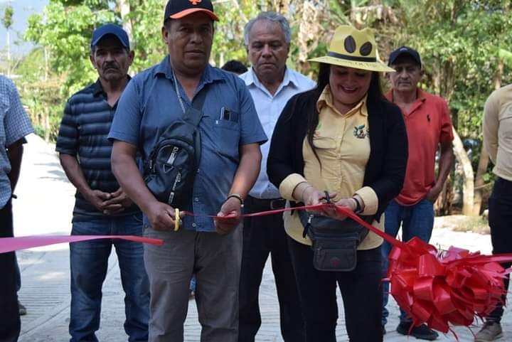 INAUGURA ALCALDESA REHABILITACIÓN DE CALLE