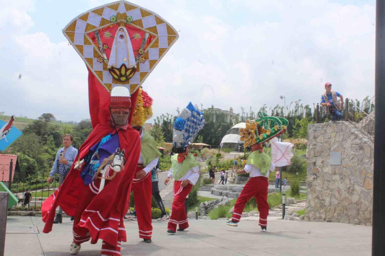 CONTINÚAN FESTEJOS EN PARQUE RECREATIVO