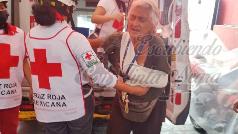 AUTOBÚS EMBISTE A MUJER; OPERADOR ESCAPA