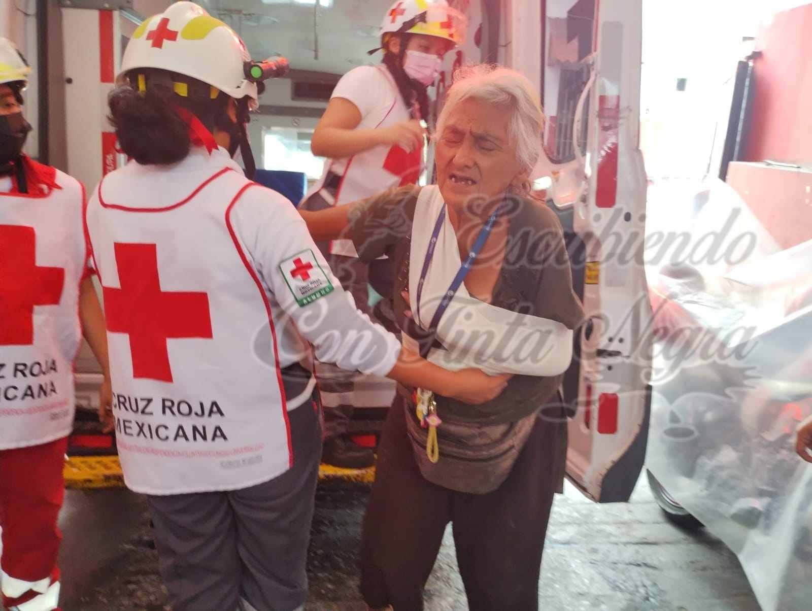 AUTOBÚS EMBISTE A MUJER; OPERADOR ESCAPA