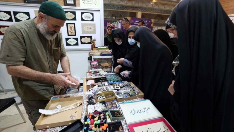 CLAUSURAN COMERCIOS EN IRÁN PORQUE EMPLEADAS NO LLEVABAN VELO