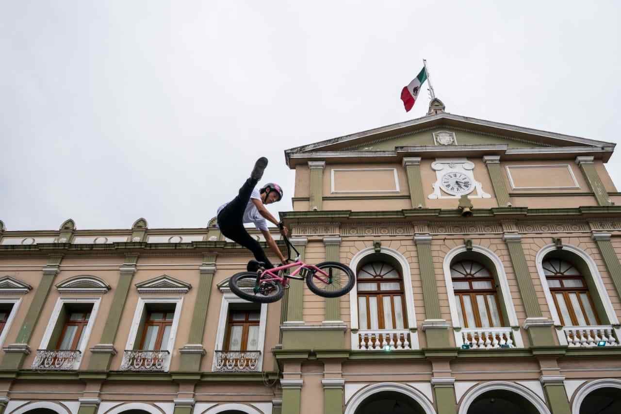 CICLISTAS ACROBÁTICOS MUESTRAN SUS MEJORES TÉCNICAS